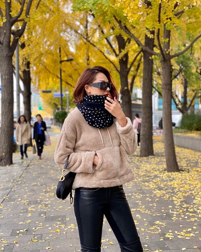 Minh Triệu lựa chọn chiếc áo hoodie đính lông kết hợp quần da với màu sắc trung tính. Điểm nhấn của bộ cánh thời trang sành điệu này là chiếc khăn quàng cổ họa tiết chấm bi giữ ấm cơ thể trong những ngày thời tiết lạnh.