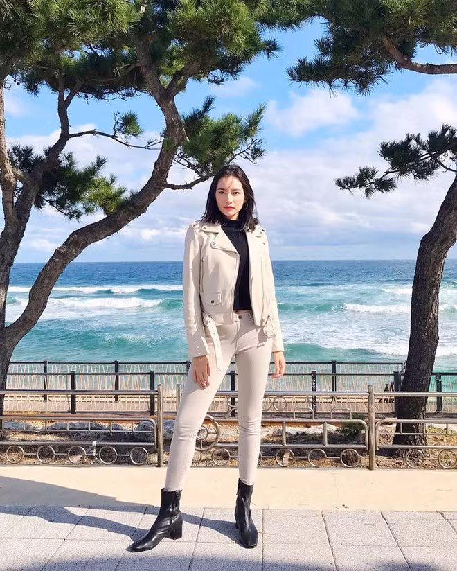 Trúc Diễm khéo léo kết hợp áo len cổ lọ và boots đồng điệu màu sắc. Ảnh: FBNV. Video "Minh Hằng chia sẻ về phong cách thời trang". Nguồn: VTC.