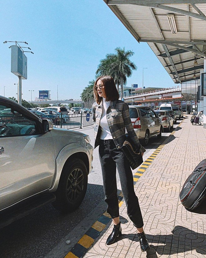 Thanh Hằng phối áo len đơn giản cùng quần jeans ống ôm và áo khoác họa tiết làm điểm nhấn.