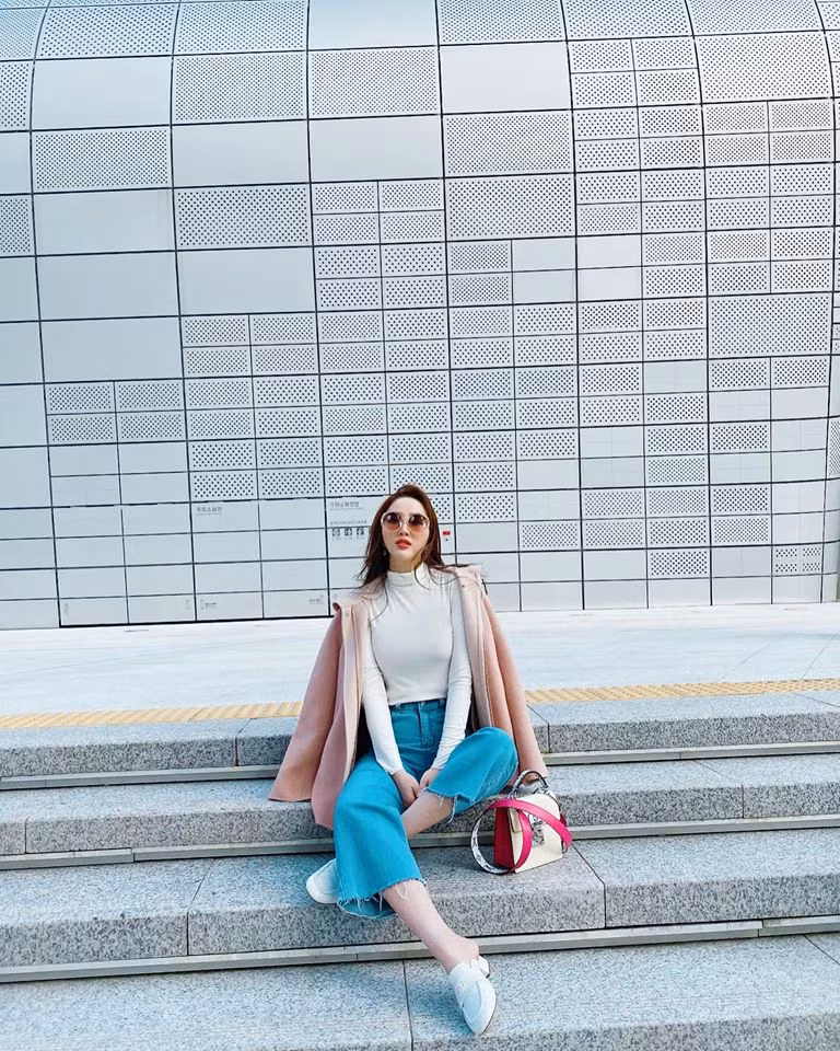 Bảo Thy trông cực sang chảnh với áo thun trắng, quần jean và áo khoác ấm áp.