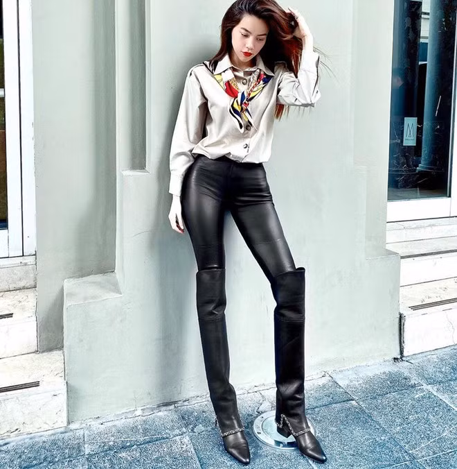Hồ Ngọc Hà phối đồ sành điệu hơn với áo sơ mi tông màu be cùng quần da skinny và đôi boots cao quá gối.