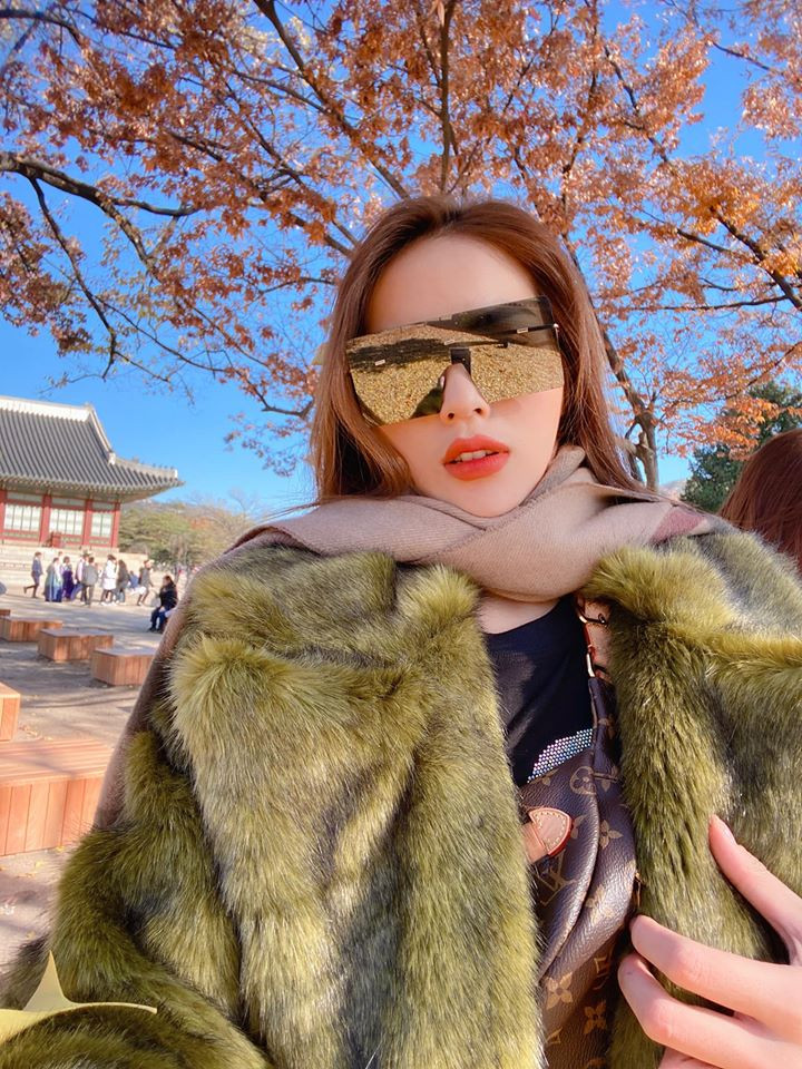 Hoa hậu Kỳ Duyên ăn mặc cực sang chảnh với áo khoác lông ấp áp kết hợp cùng cặp kính tráng gương sành điệu.