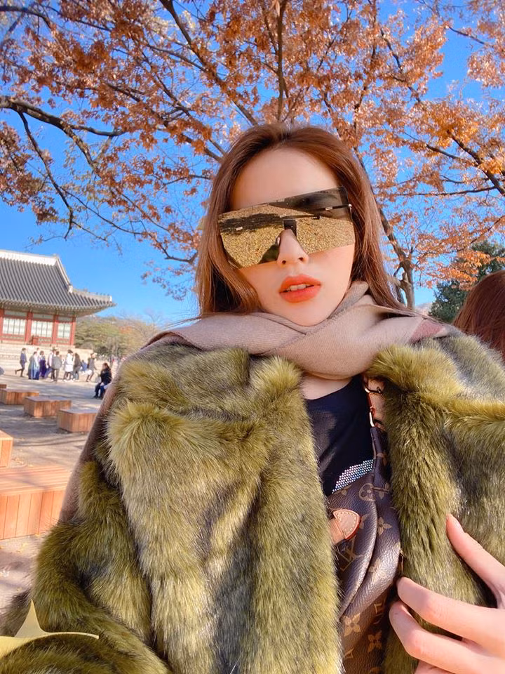 Hoa hậu Kỳ Duyên ăn mặc cực sang chảnh với áo khoác lông ấp áp kết hợp cùng cặp kính tráng gương sành điệu.