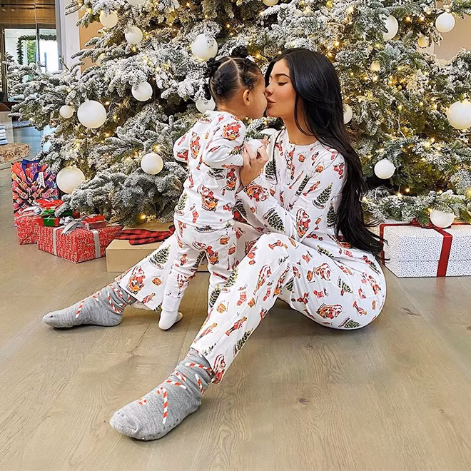 Dịp Giáng sinh năm nay, Kylie diện đồ đôi mặc nhà với con gái. Trang phục của 2 mẹ con in họa tiết cây thông và ông già Noel xinh xắn.