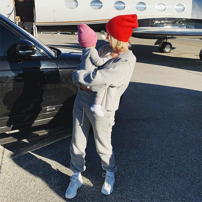 Dù giàu có, nữ tỷ phú vẫn tự tay chăm sóc con. Cô thích thiết kế trang phục riêng cho mình và con gái.