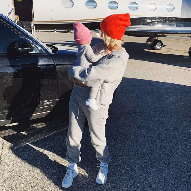 Dù giàu có, nữ tỷ phú vẫn tự tay chăm sóc con. Cô thích thiết kế trang phục riêng cho mình và con gái.