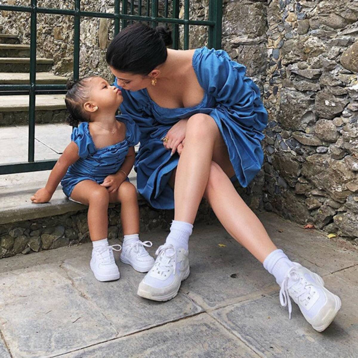 Từng là người mẫu, làm việc trong lĩnh vực làm đẹp, phong cách thời trang của Kylie được đánh giá rất cao. Hai mẹ con diện váy đôi màu xanh và giày trắng ton sur ton cực sành điệu.