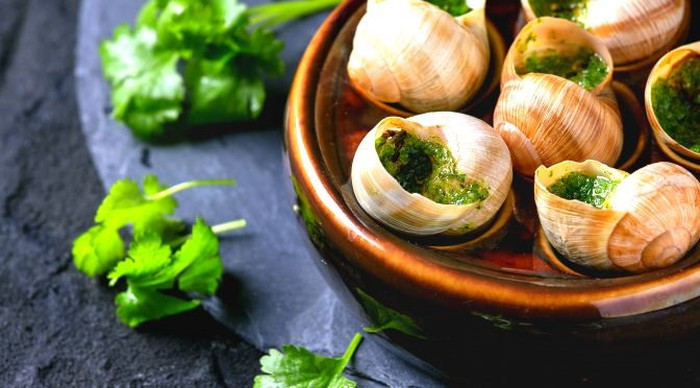 Có nhiều cách để thưởng thức và người Pháp chọn cách dùng ốc sên với bơ và bánh mì, nướng cùng sốt, nấu súp hoặc làm pizza…Mỗi cách chế biến lại mang hương vị độc đáo riêng nhưng nổi bật hơn cả vẫn là hương vị đậm đà của ốc sên, khiến thực khách nhớ mãi sau khi thưởng thức. Ảnh: Wordpress. Video "Chế biến các món ngon từ nấm đông cô". Nguồn: VTC.