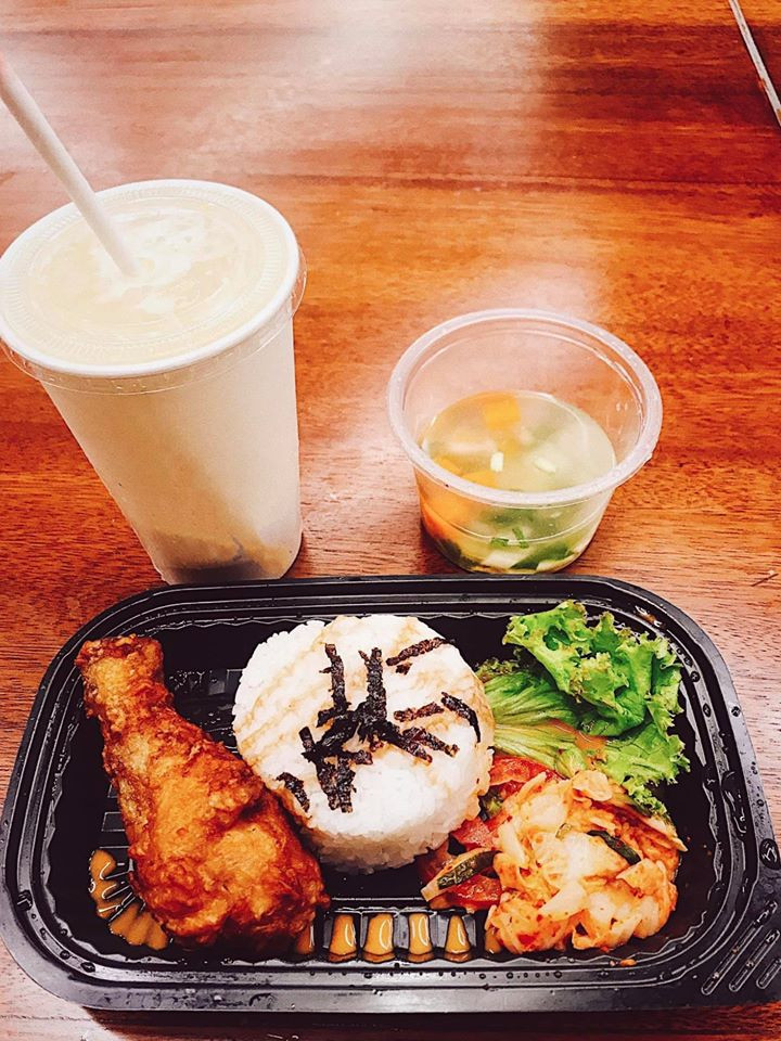 Với lịch làm việc bận rộn, nàng hậu 9X thường xuyên phải ăn những suất cơm gà nhiều năng lượng như thế này.