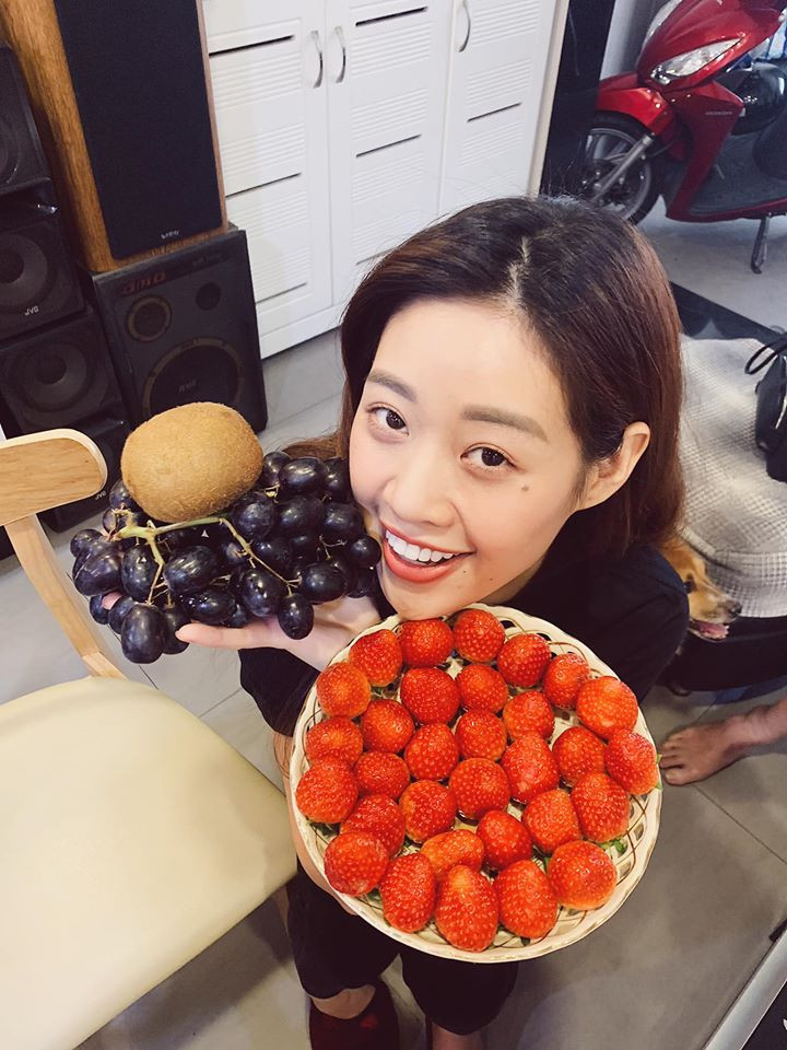 Hoa quả là món ăn vặt không thể thiếu để có làn da căng mịn như Khánh Vân. Ảnh: FBNV. Video "Chế biến món ngon từ nấm đông cô". Nguồn: VTC.