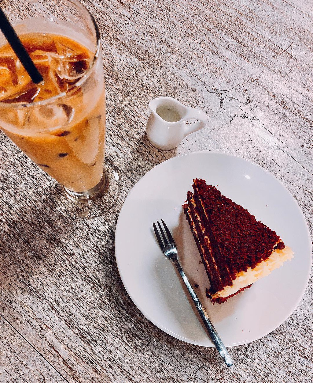 Bánh ngọt cũng là món yêu thích của tân Hoa hậu Hoàn vũ. Bên cạnh đồ uống, Khánh Vân cũng không quên gọi kèm bánh ngọt để thưởng thức cũng như giúp hình check-in trông hấp dẫn hơn.