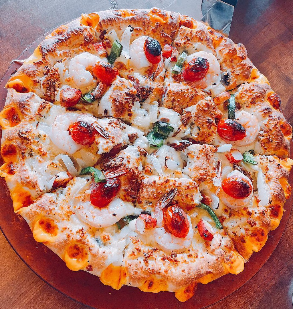 Hoa hậu sinh năm 1995 không e ngại với các món đồ dễ tăng cân như pizza, kem...