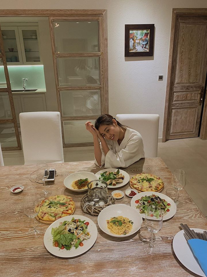 Pizza, mì Ý là những món ăn giàu tinh bột thường xuất hiện trong bữa ăn của Khánh Vân.