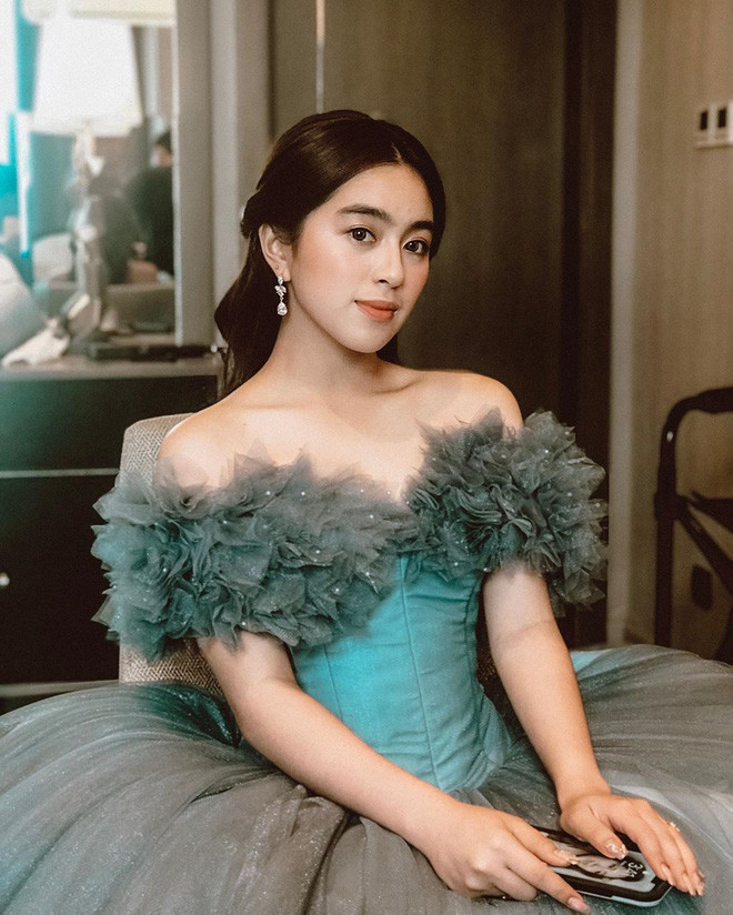 Được biết, Christine Lim là ái nữ của ông chủ tập đoàn công nghệ lớn nhất nhì đất nước Philippines. Với khối tài sản khổng lồ của gia đình, từ bé, Christine Lim đã lớn lên trong sự giàu có.