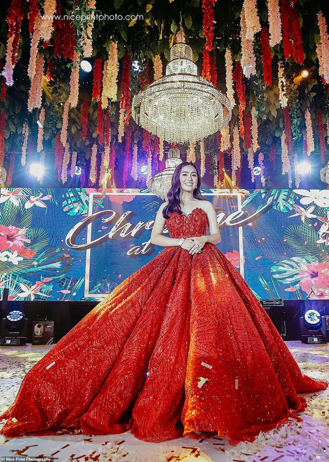 Christine Lim mặc chiếc đầm đỏ lộng lẫy và nổi bật trong bữa tiệc sinh nhật.