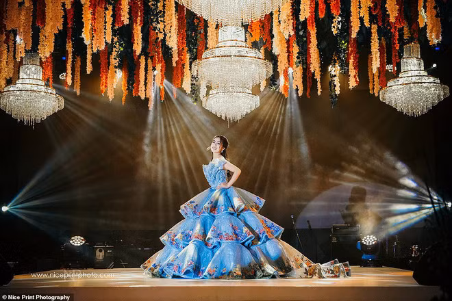 Dù không công khai toàn bộ chi phí nhưng cũng dễ đoán sự kiện nhân dịp 18 tuổi này của cô nàng ngốn bộn tiền rồi, bởi chỉ riêng bánh kem thôi đã ngót nghét 5.000 USD.