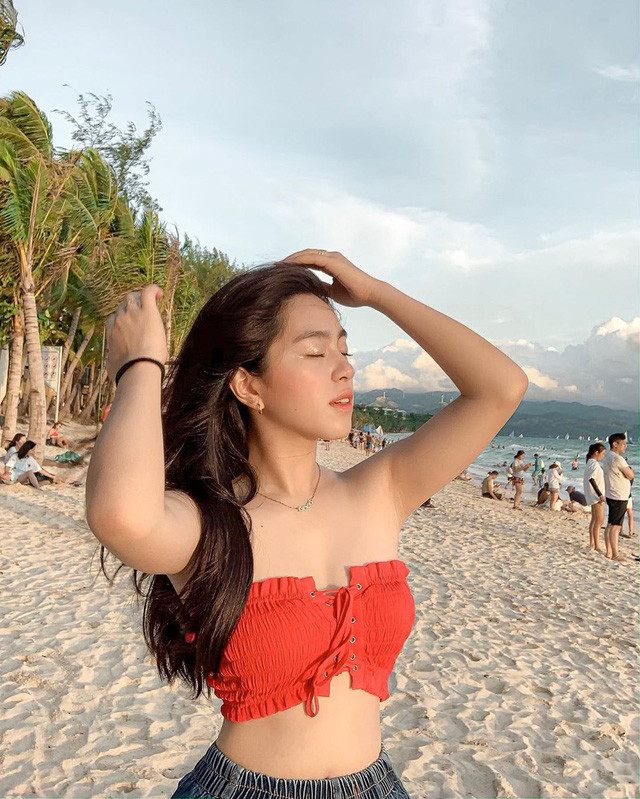 Khi đi biển, cô nàng chọn chiếc áo quây đỏ nổi bật nhằm khoe eo thon quyến rũ.