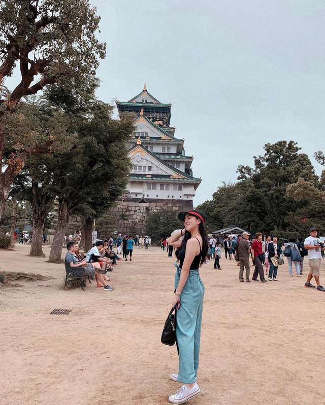 Áo hai dây với quần jean là set đồ thường xuyên xuất hiện cùng Kim.