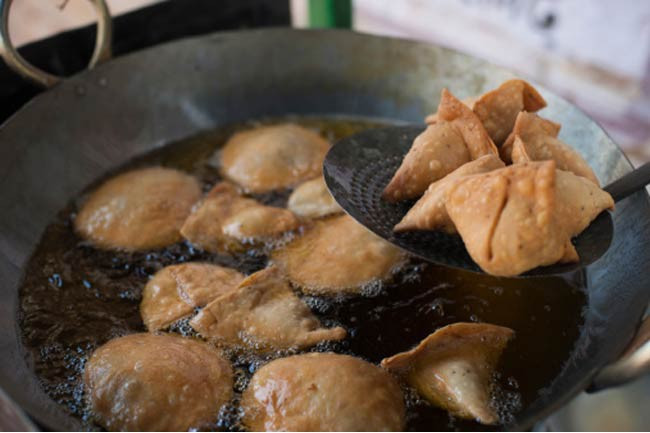 Buồn nôn: Các thực phẩm hại sức khỏe nhất khi bạn cảm thấy nôn nao là các món chiên, nhiều dầu mỡ, các thực phẩm chứa caffeine, cồn hay thức uống có ga. Bạn nên ăn với khẩu phần nhỏ các món ít hoặc không có mùi.