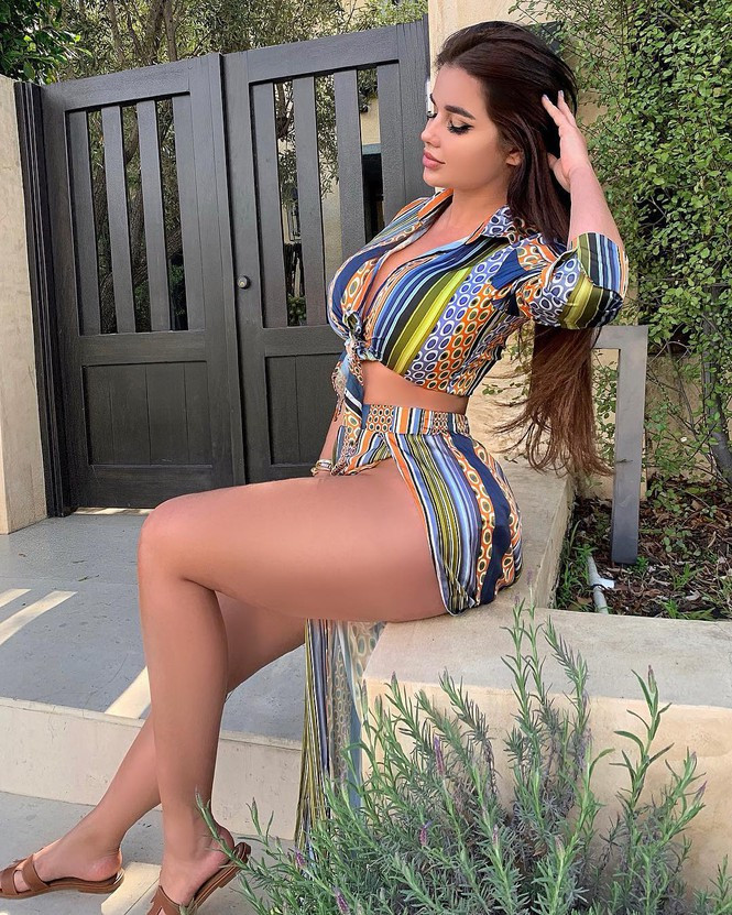 Vòng eo 63cm đối lập hoàn toàn với vòng 1 và vòng 3 “khủng” cũng giúp Anastasiya Kvitko thêm tự tin khi diện những trang phục sexy.