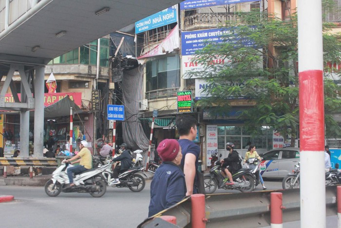 Cổng Học viện Ngân Hàng cũng là nơi có cầu vượt nhưng rất nhiều bạn sinh viên không sử dụng.