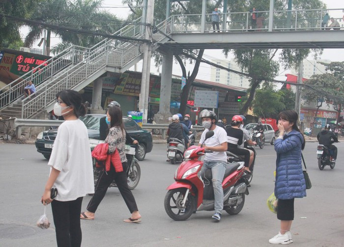 Tuy nhiên, theo quan sát của PV, nhiều người dân lại không sử dụng cây cầu đi bộ mà bất chấp nguy hiểm đi dưới lòng đường.