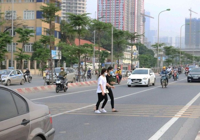 Đường Phạm Văn Đồng (trước cổng trường Đại học Ngoại ngữ Hà Nội) có hệ thống hầm đi bộ rất hiện đại, song nhiều bạn sinh viên không sử dụng, sẵn sàng băng qua đường.