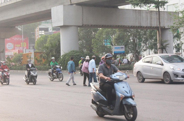 Trên đường Nguyễn Trãi hàng ngày chứng kiến hàng trăm lượt người băng qua đường dù cách đó khoảng 100 mét có một cây cầu vượt cho người đi bộ.