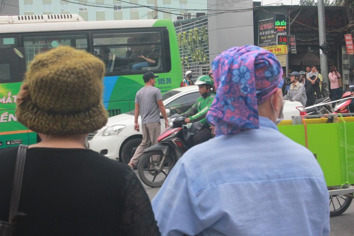 Một số người dân sống gần cổng bệnh viện cho biết, đã có những va chạm giao thông liên quan đến việc người đi bộ không tuân thủ quy định khi qua đường.