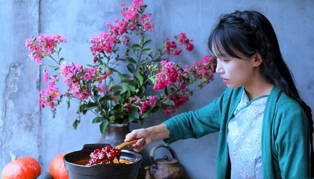 Có thể thấy gu thẩm mỹ của cô khá tinh tế khi phối sườn xám với áo khoác cùng ton sur ton.