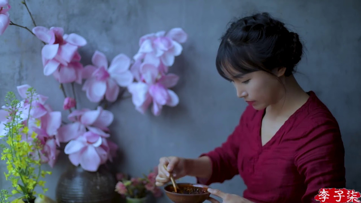 Trong các video, Lý Tử Thất đều ăn mặc hết sức giản dị.