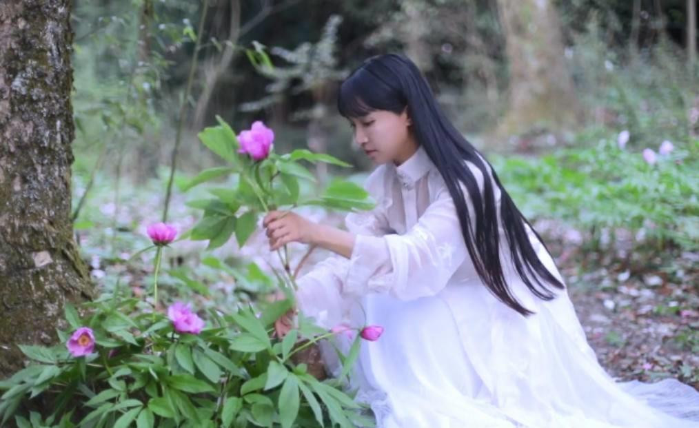 Lý Tử Thất mặc váy trắng thướt tha như một cô tiên nữ xuất hiện giữa chốn đồng quê.