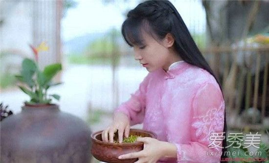 Kiểu tóc buông dài và mái mưa giúp cô trông vô cùng nữ tính và trẻ trung dù đã 29 tuổi.