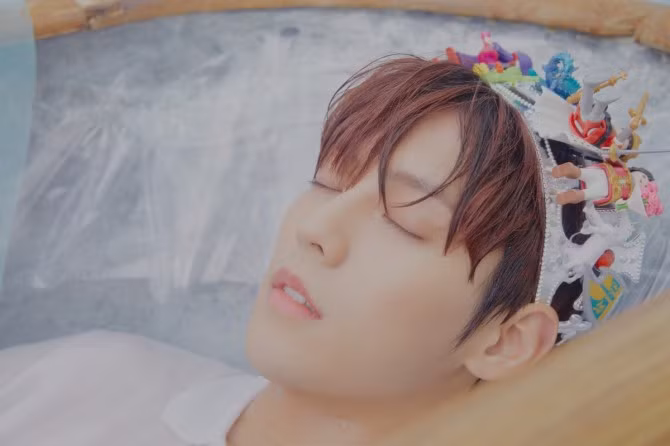 Nguyên tắc của phương pháp này là thoa toner 3 lần sau khi rửa mặt để da đảm bảo da hấp thụ đủ toner, giúp cân bằng độ pH và giữ nước cho da mà da không hề bị nhờn. Phương pháp này phù hợp với những người có làn da khô. Hãy chắc chắn là bạn dùng toner không cồn để đạt được hiệu quả cao nhất. Ảnh: Internet. Video "Bí quyết làm đẹp của sao Việt". Nguồn: VTC.