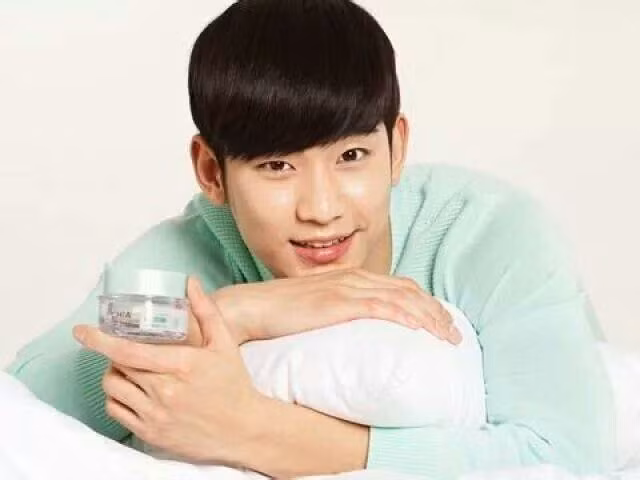 Kim Soo Hyun là 'fan' của các loại mặt nạ dưỡng da. Mỗi khi không thể ngủ đủ giấc, anh chàng sẽ đắp mặt nạ để bổ sung các loại vitamin, dưỡng chất cho da, giúp da không bị xỉn màu.