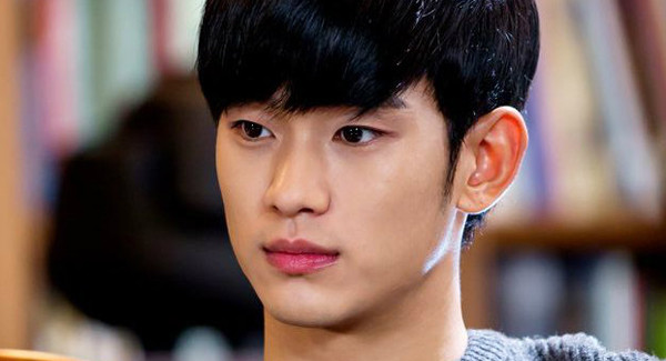 Kim Soo Hyun: Tuy tông da chỉ sáng ở mức trung bình nhưng da của Kim Soo Huyn rất láng mịn. Làn da đẹp giúp nam diễn viên ký được nhiều hợp đồng đại diện cho thương hiệu mỹ phẩm.