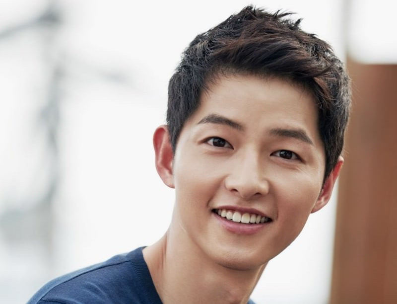 Ngoài ra, Song Joong Ki còn khuyên mọi người nên ăn các thực phẩm có lợi và uống nhiều nước,… là cách chăm sóc da rất hiệu quả.