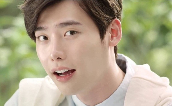 Lee Jong Suk: Lee Jong Suk nổi tiếng với lại da trắng muốt, căng mịn hoàn hảo. Không ít diễn viên nữ từng thổ lộ cảm thấy thiếu tự tin khi đứng cạnh vì da của Jong Suk quá trắng và đẹp.