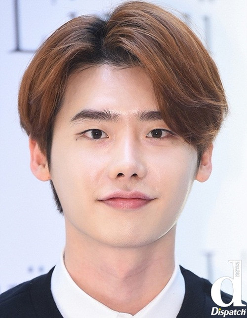 Anh chàng từng được bạn thân Kim Woo Bin khen ngợi là người có làn da trắng nhất, đẹp nhất trong hội bạn của mình. Lee Jong Suk thường đến phòng khám da liễu để chăm sóc da, đồng thời coi việc uống nhiều nước là điều cực kỳ quan trọng để có làn da đẹp.