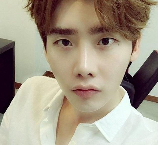 Lee Jong Suk từng chia sẻ trong một show truyền hình thực tế rằng anh thường trộn bột trà xanh với sữa rửa mặt để làm sạch sâu và chống lão hóa cho da. Ngoài ra, mỹ nam 28 tuổi còn thường xuyên thoa kem dưỡng mắt để hạn chế quầng thâm và nếp nhăn.