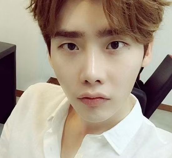 Lee Jong Suk từng chia sẻ trong một show truyền hình thực tế rằng anh thường trộn bột trà xanh với sữa rửa mặt để làm sạch sâu và chống lão hóa cho da. Ngoài ra, mỹ nam 28 tuổi còn thường xuyên thoa kem dưỡng mắt để hạn chế quầng thâm và nếp nhăn.