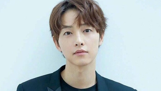 Song Joong Ki là một trong những nam thần Hàn Quốc có làn da còn đẹp hơn cả con gái. Anh chia sẻ sở dĩ anh có được nét đẹp này một phần là do di truyền, mặt khác là do anh biết cách dưỡng da tỉ mỉ.
