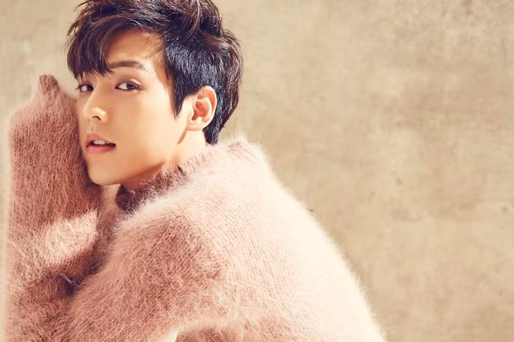 Lee Minhyuk (MONSTA X): Lee Minhyuk được mệnh danh là chuyên gia chăm sóc da của MONSTA X. Anh chàng có thói quen chăm sóc da kỹ lưỡng nhất kể cả khi bận rộn. Đáng chú ý là phương pháp dưỡng da 3 lần. 