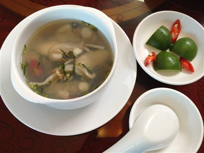 Phi cầu sài là món ăn quen thuộc của người dân Hậu Lộc, Thanh Hóa. Phi cầu sài có hình dáng giống con trai nhưng vỏ mảnh hơn, ruột phi cầu trắng ngần, giòn sừn sựt ăn ngon hơn hẳn những loài khác. Cháo phi sài bổ dưỡng rất tốt cho sức khỏe. Ảnh: Monngonbamien.