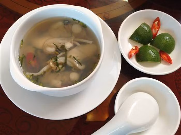 Phi cầu sài là món ăn quen thuộc của người dân Hậu Lộc, Thanh Hóa. Phi cầu sài có hình dáng giống con trai nhưng vỏ mảnh hơn, ruột phi cầu trắng ngần, giòn sừn sựt ăn ngon hơn hẳn những loài khác. Cháo phi sài bổ dưỡng rất tốt cho sức khỏe. Ảnh: Monngonbamien.