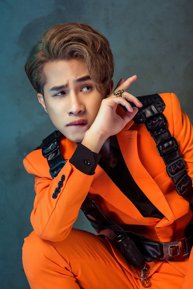 Diện trang phục sành điệu và chạy theo xu hướng nhưng nam ca sĩ lại kết hợp khá rườm rà.