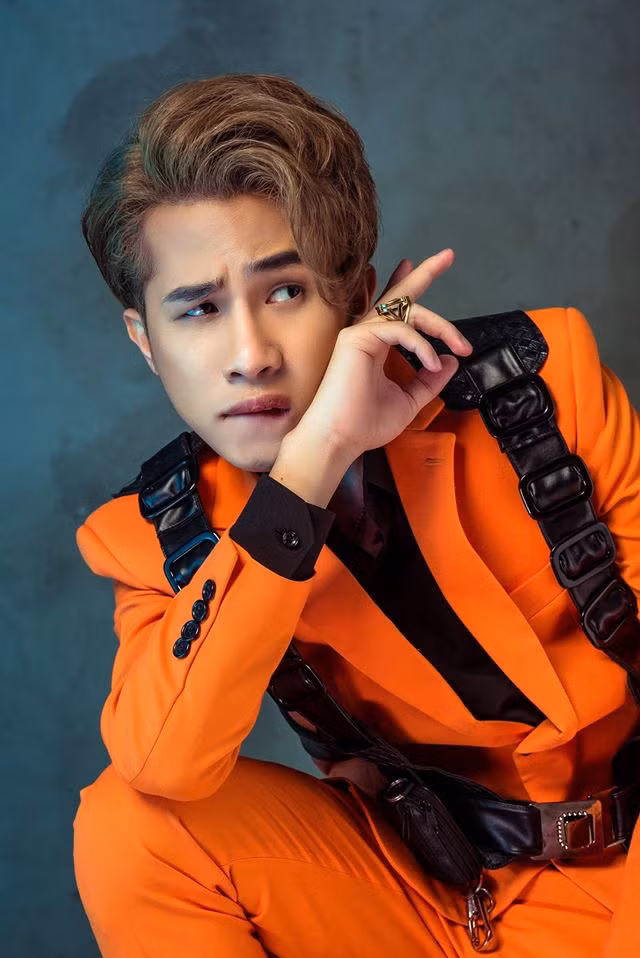 Diện trang phục sành điệu và chạy theo xu hướng nhưng nam ca sĩ lại kết hợp khá rườm rà.