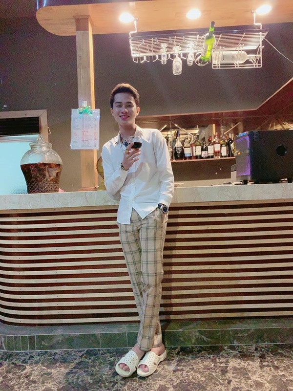  Phong cách thời trang của Jack cũng có phần sến súa. Đặc biệt, phải kể đến kiểu tóc siêu ấn tượng khiến nhiều người liên tưởng đến mái tóc huyền thoại của "Khá Bảnh". Lúc thì Jack để tóc nuôi đuôi dế dài, khi lại nhuộm vàng khè.