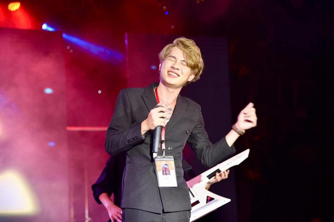 Jack bắt đầu "lột xác" sang hình ảnh chỉn chu hơn với những bộ suit hợp mốt trên sân khấu.