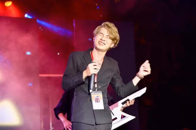 Jack bắt đầu "lột xác" sang hình ảnh chỉn chu hơn với những bộ suit hợp mốt trên sân khấu.